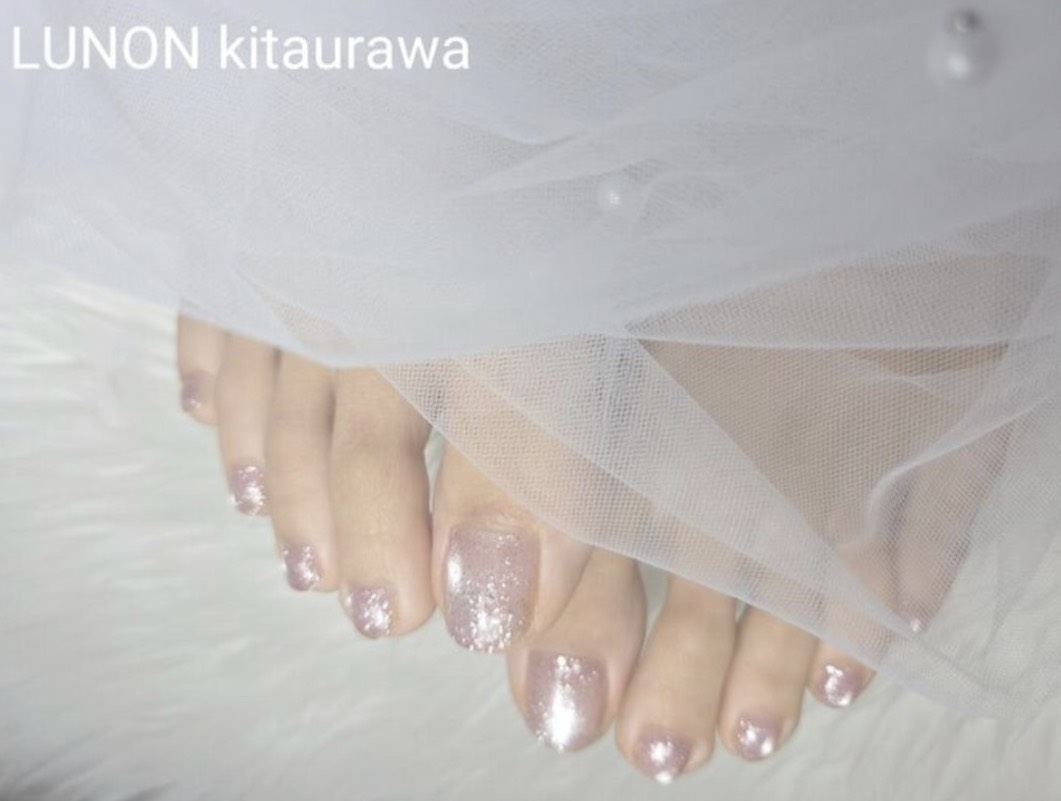 フットワンカラー+かかとふわふわ角質ケアフットネイル。